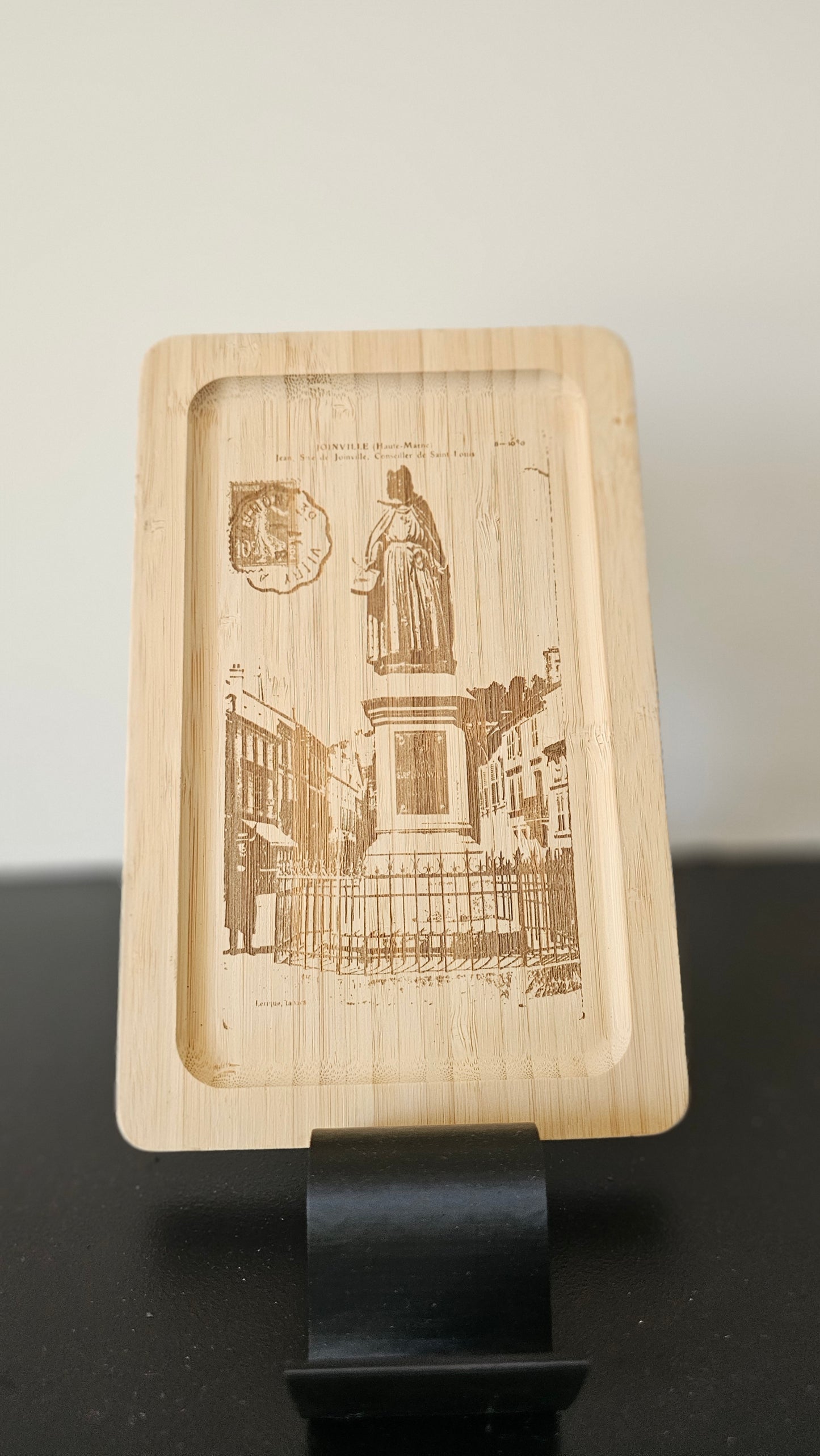 Plateau en bois gravé