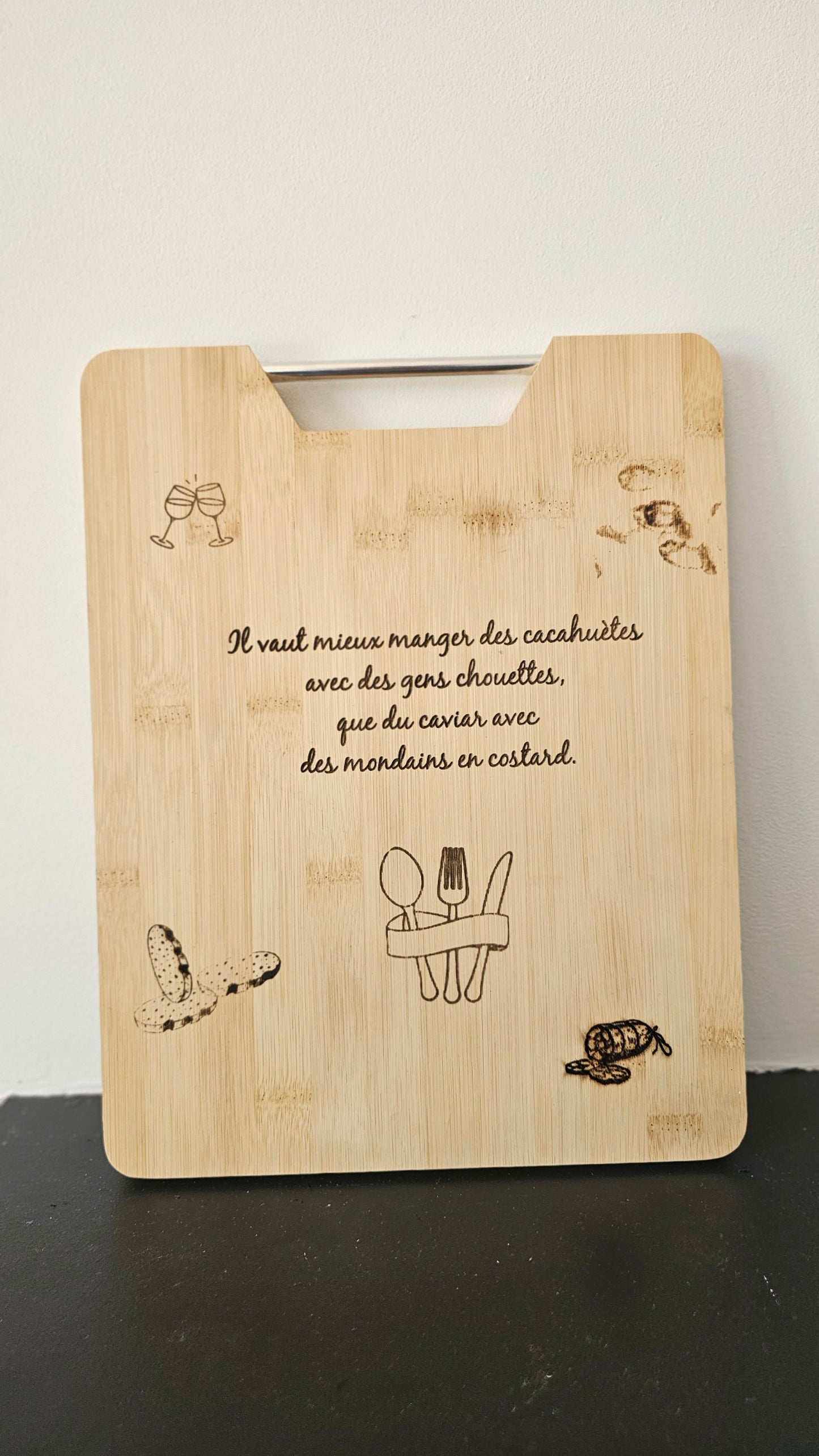 Plateau en bois gravé