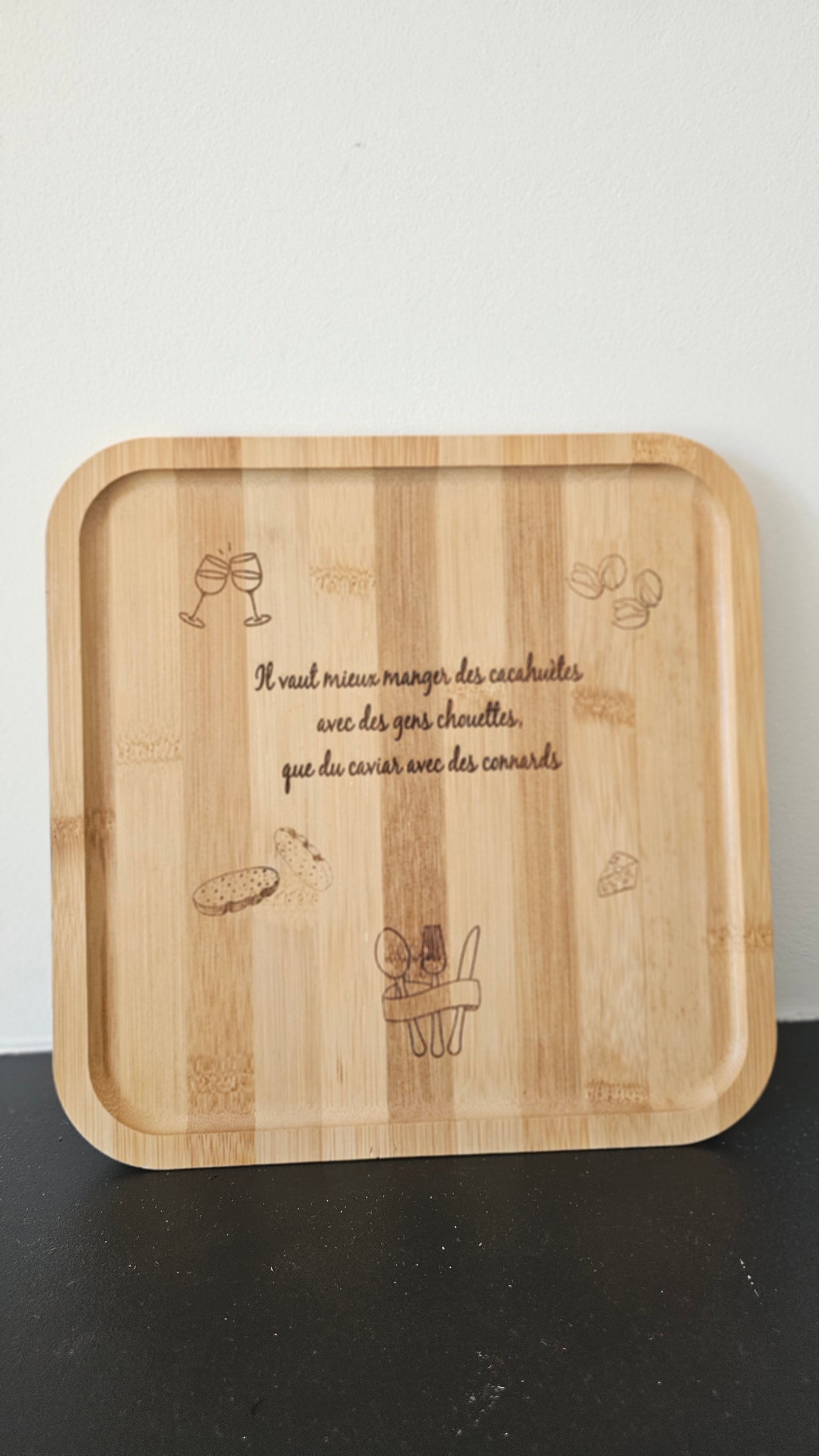 Plateau en bois gravé